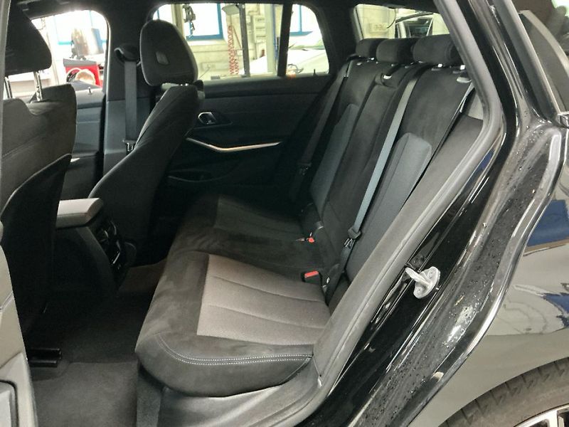 BMW Řada 3 330i xDrive Touring - fotka 10 z 16