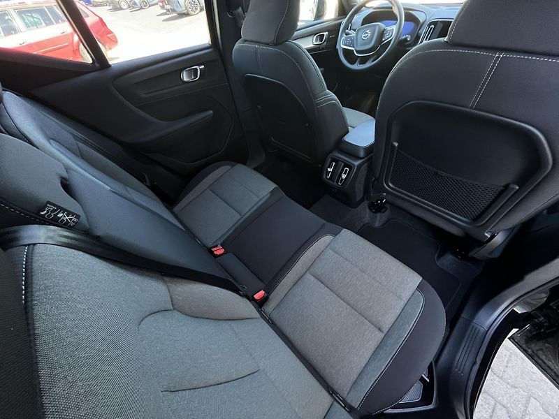 Volvo XC40 B3 FWD BE // 360 // kola - fotka 25 z 51