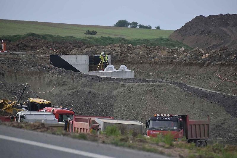 Na okraji Všestar se už na místě zbouraných domů připravuje stavba nového dálničního mostu.