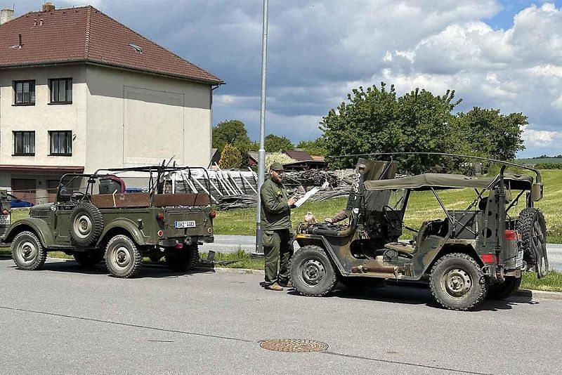 Veterány soutěžící o Zlomenou poloosu při své zastávce v Koutech.