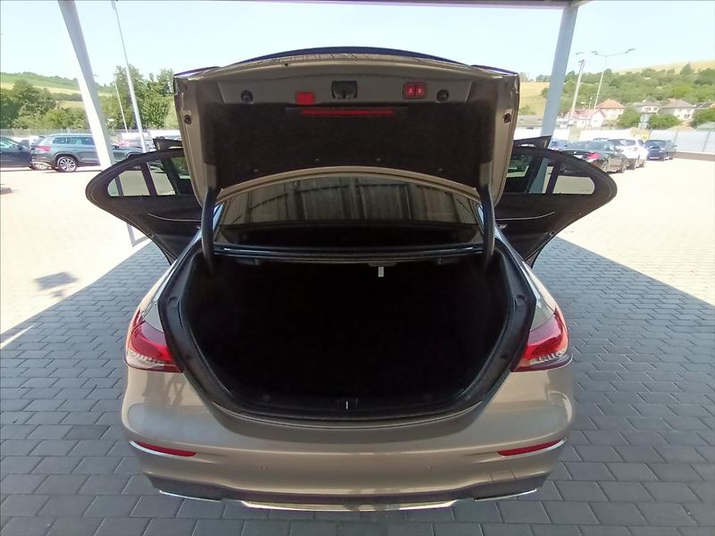 Mercedes-Benz Třídy E 2,0 220d,AMG,4MATIC,PANO,9G - fotka 17 z 33