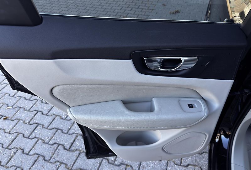 Volvo XC60 FWD B5/vzduch/4*klima/PANO/  - fotka 18 z 43