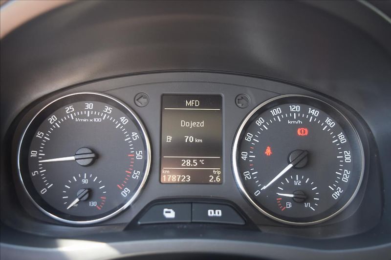 Škoda Fabia 1,6 TDI TAŽNÉ PO SERVISE ALU - fotka 37 z 46