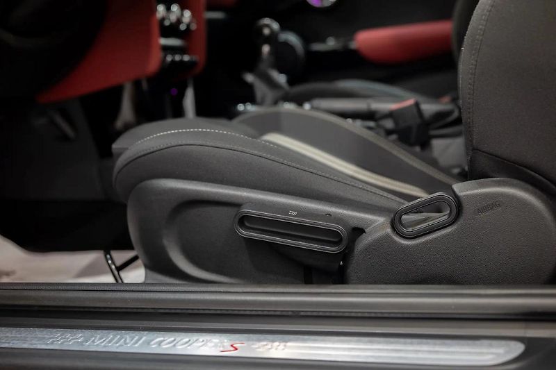 Mini Cooper S 2.0 141 kW - fotka 12 z 35