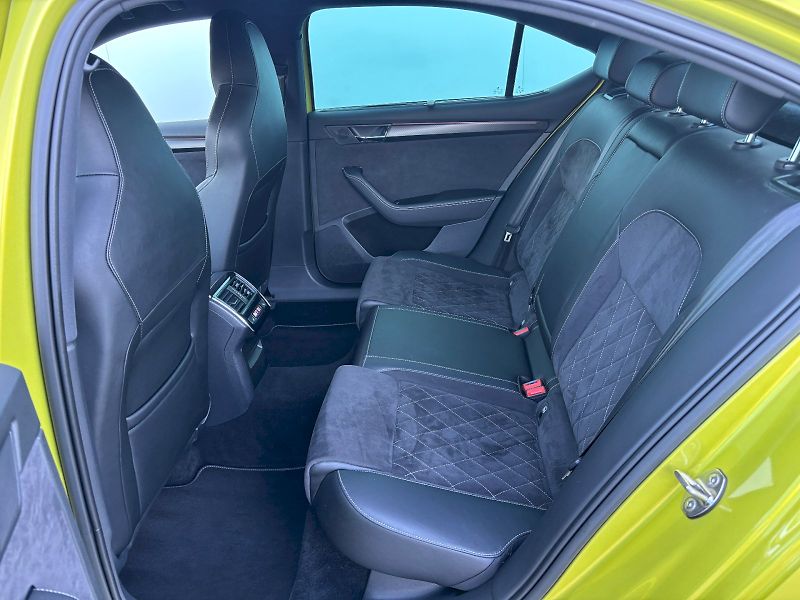 Škoda Superb (2021) 2.0 TSI 140kW SportLine - fotka 24 z 35