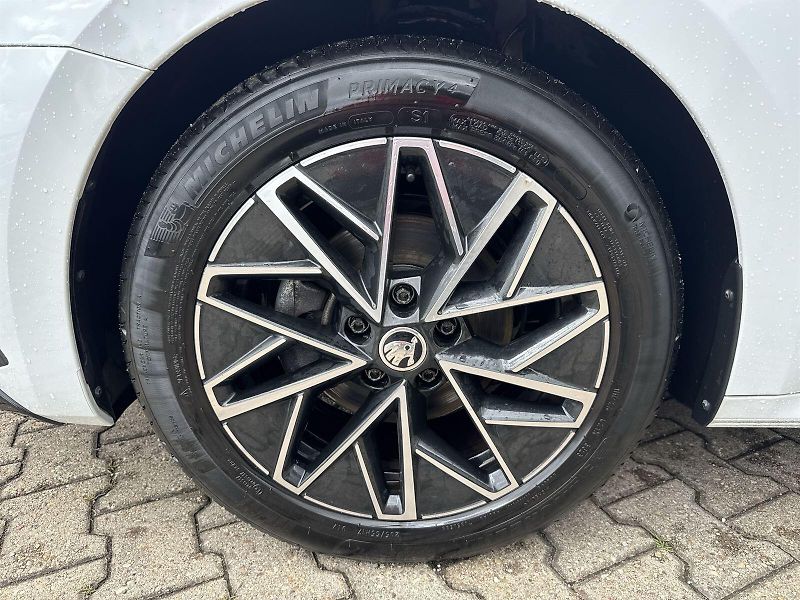 Škoda Octavia (2023) 1.5 TSI M-HEV DSG Sportline - fotka 31 z 35