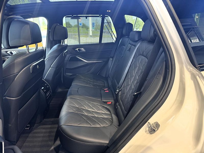 BMW X5 xDrive30d M-Sport - fotka 8 z 31