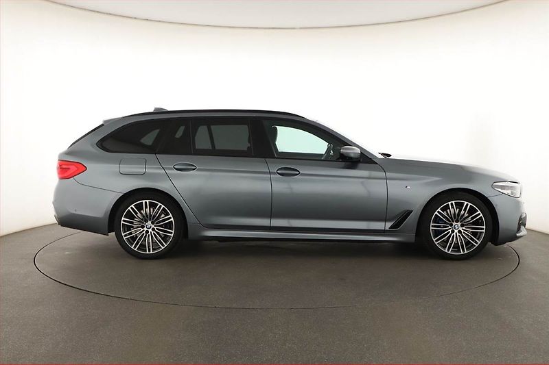 BMW Řada 5 (2020) 530d xDrive - fotka 6 z 19