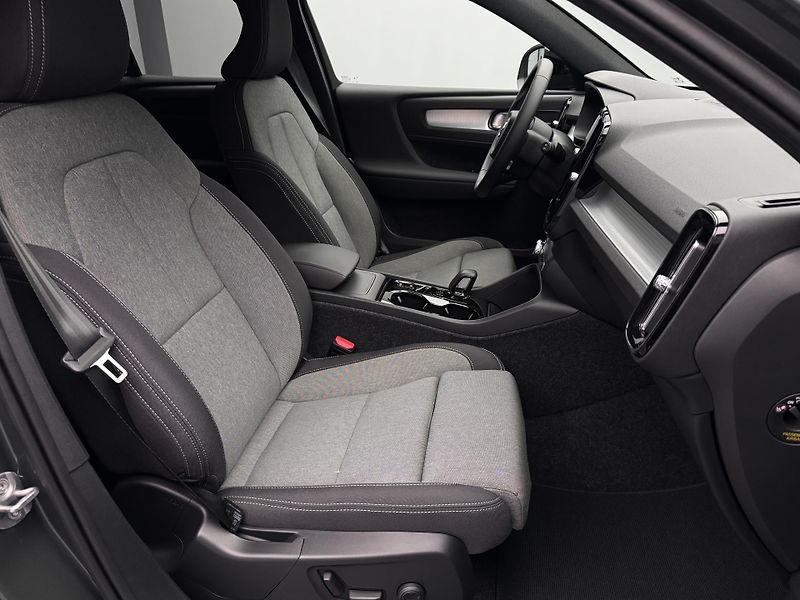 Volvo XC40 (2026) B3 AUT DARK PLUS - fotka 21 z 24
