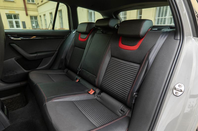 Škoda Octavia 2.0 TDI 135 kW RS Tažné - fotka 20 z 36