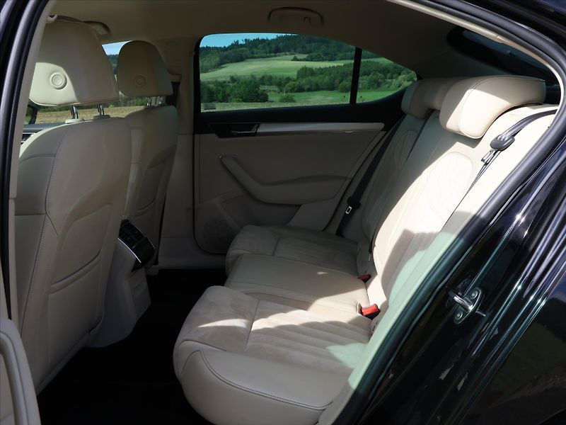 Škoda Superb 2,0 TDI 140kW DSG 4x4 Style CZ - fotka 14 z 35