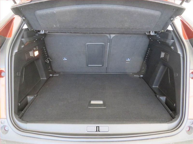Peugeot 3008 (2018) Allure Pack 1.2 PureTech - fotka 13 z 16