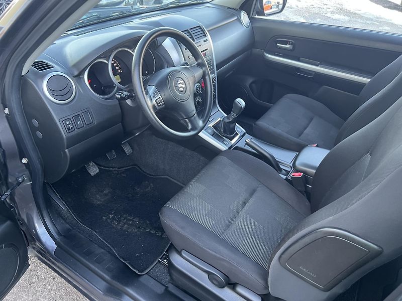 Suzuki Grand Vitara 2,4i 122KW,4x4+UZÁVĚRKA,DIGIKL - fotka 11 z 38
