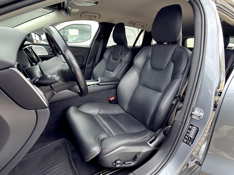 Volvo V60 CC D4 AWD // B&W // REZERVACE - fotka 12 z 44