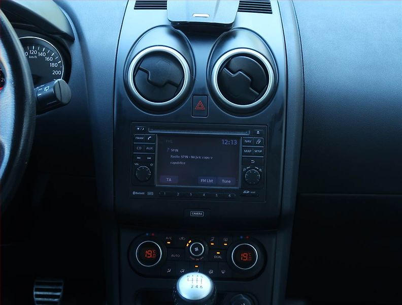 Nissan Qashqai (2012) 1.6 dCi, 4X4, 7 míst, Navi - fotka 12 z 24