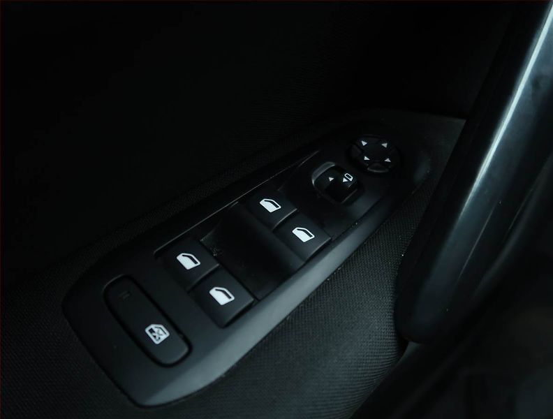 Peugeot 308 (2019) 1.2 PureTech, Serv.kniha, Navi - fotka 18 z 21