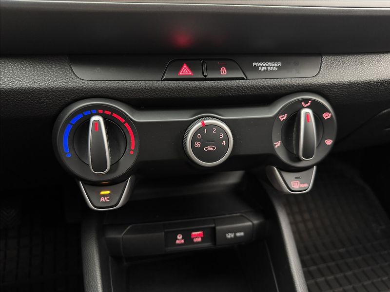 Kia Stonic 1,4 i SERVIS KAMERA 2X KOLA ČR - fotka 19 z 37