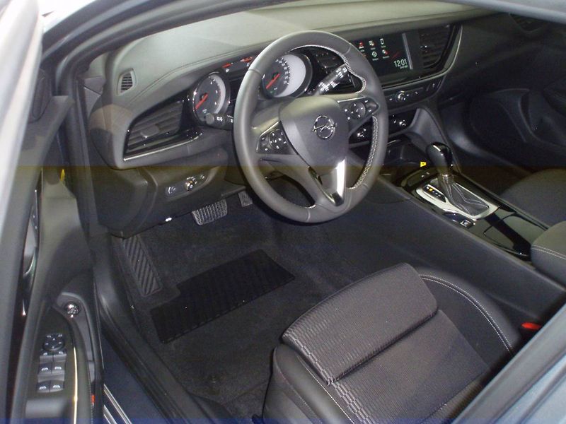 Opel Insignia Elegance Sports Tourer F 2.0 D - fotka 9 z 21
