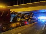 Nehoda ve Vídeňské ulici: pod železničním mostem se zaklínila vrtná souprava převážená na podvalníku.