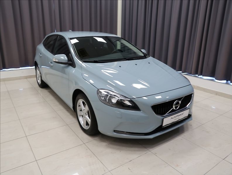 Volvo V40 2,0 D AUT NEZ. TOPENÍ - fotka 3 z 22