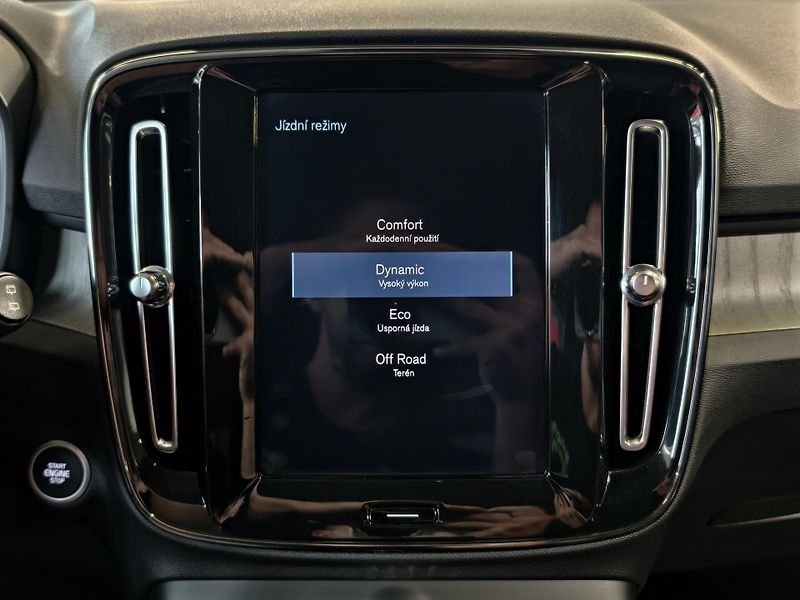 Volvo XC40 D4 140kW AWD, INSCRIPTION, DPH - fotka 18 z 25