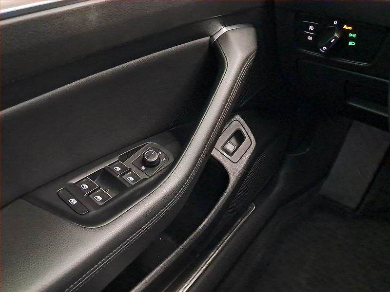 Volkswagen Passat (2016) 2.0 TDI, Kůže, Navi, Tempomat - fotka 18 z 20