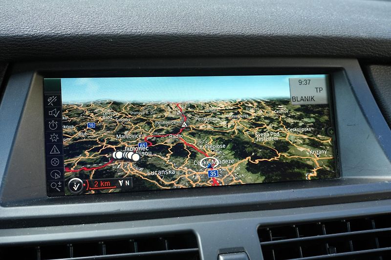 BMW X6 30d, Webasto, LED, HUD, Tažné - fotka 21 z 37