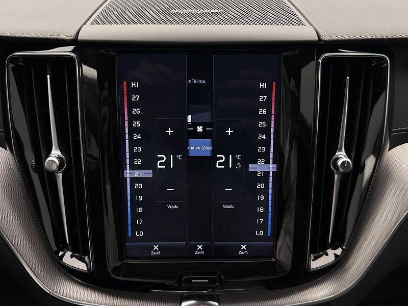 Volvo XC60 B4 AWD INSCRIPTION REZERVACE - fotka 45 z 55