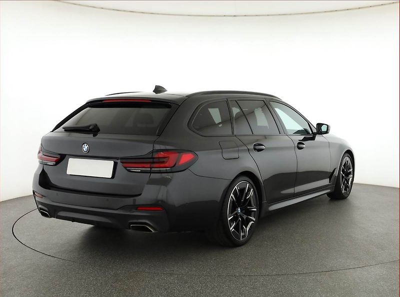 BMW Řada 5 (2023) 530d xDrive - fotka 5 z 20