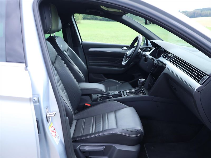 Volkswagen Passat 2,0 TDI DSG R-LINE Matrix - fotka 13 z 32