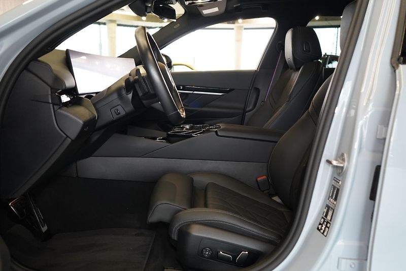 BMW Řada 5 540d xDrive, M Pro, Ventilace - fotka 17 z 46
