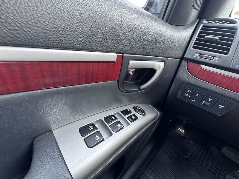 Hyundai Santa Fe (2007) 4X4 2,2CRDI 114KW 7 MÍST AUTOM - fotka 25 z 50