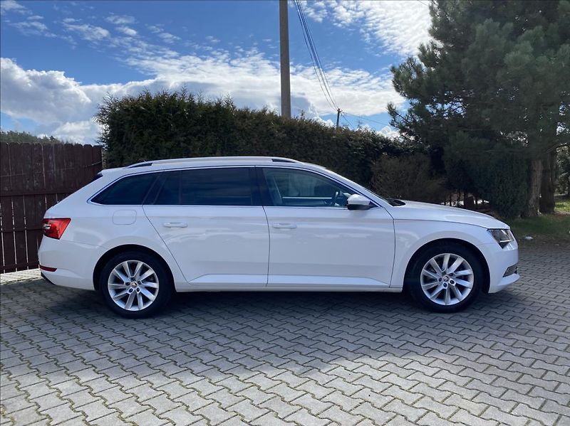 Škoda Superb 2,0 TDi  Executive / DSG / NAV - fotka 7 z 39
