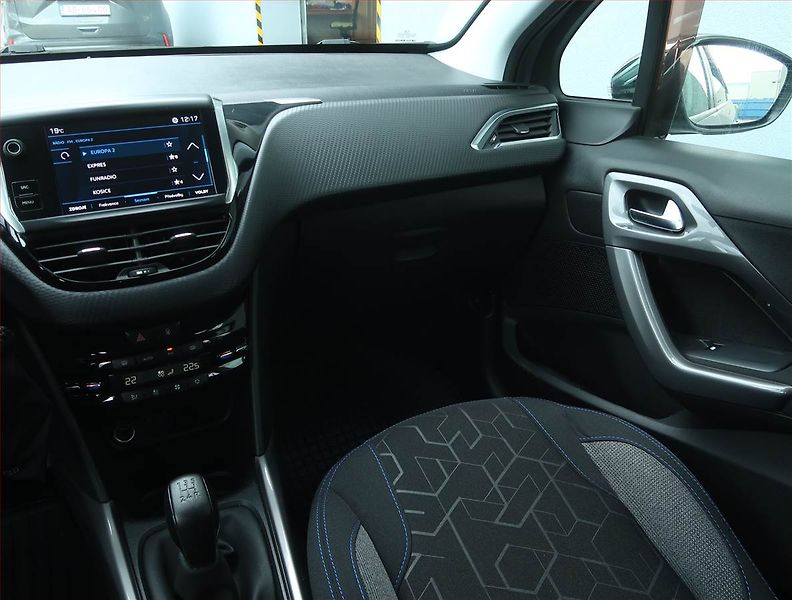 Peugeot 2008 (2019) Style 1.2 PureTech, Serv.kniha - fotka 8 z 14
