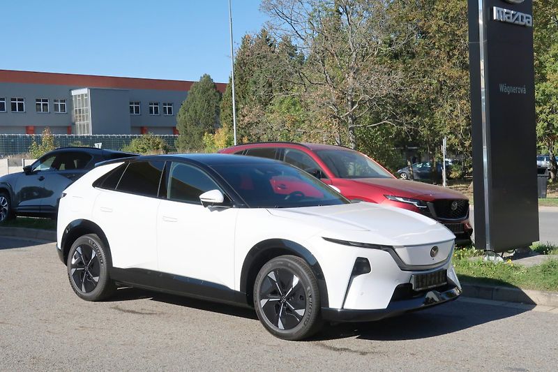 Mazda CX-6e (2026) EV 258ps Takumi, černá kůže - fotka 2 z 24