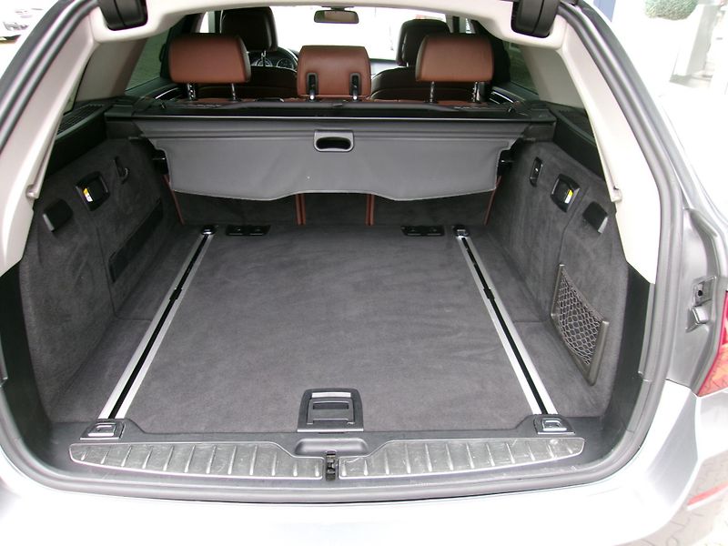 BMW Řada 5 (2010) 520d combi  - fotka 23 z 28