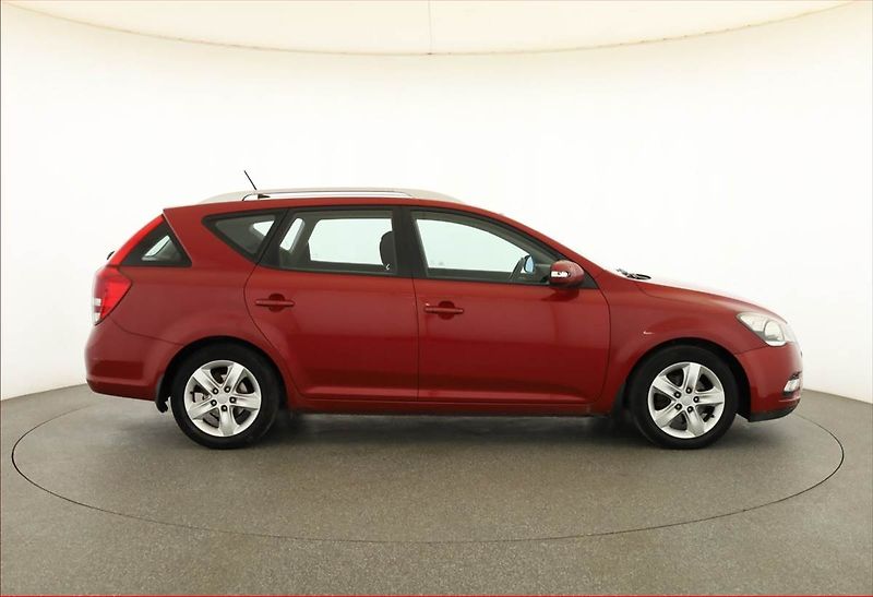 Kia Ceed (2011) 1.6 CRDi, Serv.kniha - fotka 6 z 15