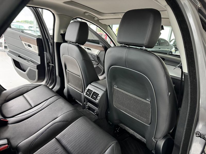 Jaguar XF 20d AUT*Panorama*Distronic - fotka 17 z 43