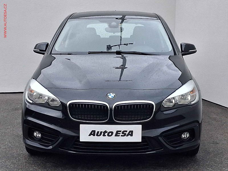 BMW Řada 2 (2017) 1.5T 218 i, Advantage, park - fotka 2 z 17