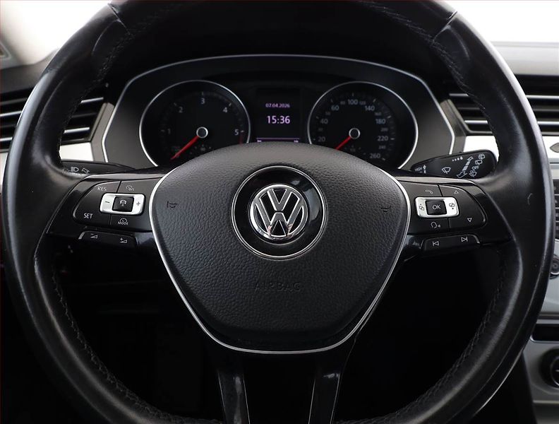Volkswagen Passat (2015) 2.0 TDI, Navi, Tempomat - fotka 8 z 18