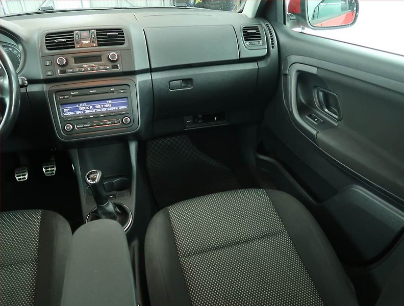 Škoda Fabia (2011) Scout 1.2 TSI, nová STK - fotka 8 z 15