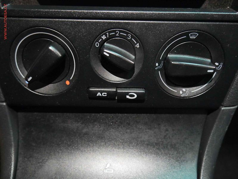 Škoda Octavia (2004) 1.6i, AC, park.asist - fotka 15 z 15