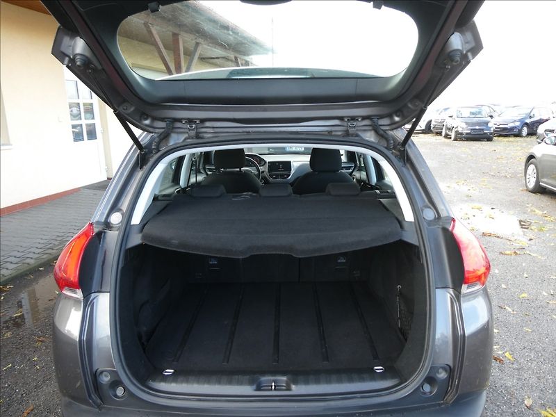 Peugeot 2008 1,2 PureTech 60kW - fotka 17 z 38