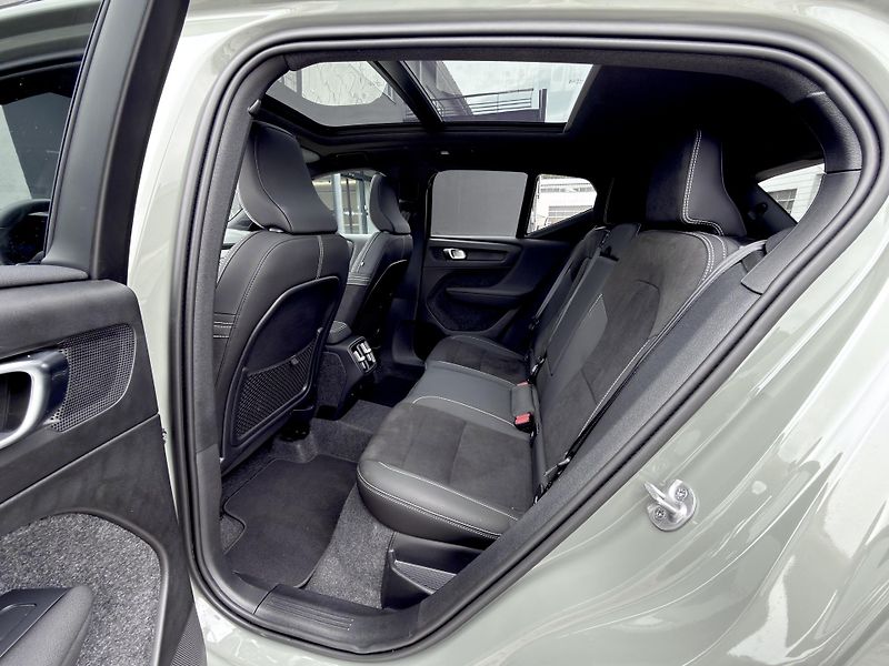 Volvo XC40 B4 FWD // ULTRA // REZERVACE - fotka 14 z 47