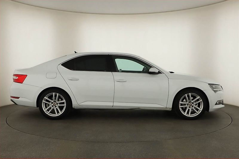 Škoda Superb (2015) 2.0 TDI, Automat, Navi, Xenony - fotka 6 z 15