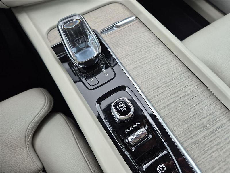 Volvo XC60 2,0 B5 AWD benzin Inscription - fotka 15 z 17