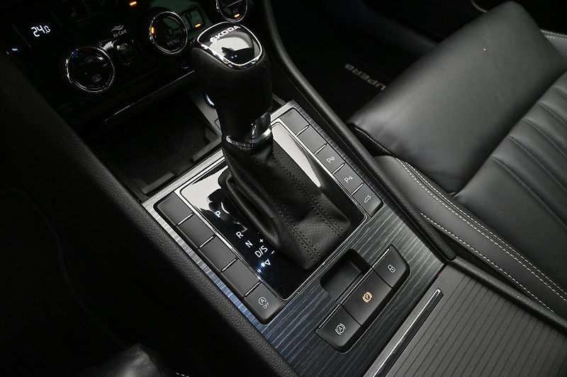 Škoda Superb 2,0 TDI 110 KW DSG STYLE Záruk - fotka 23 z 33