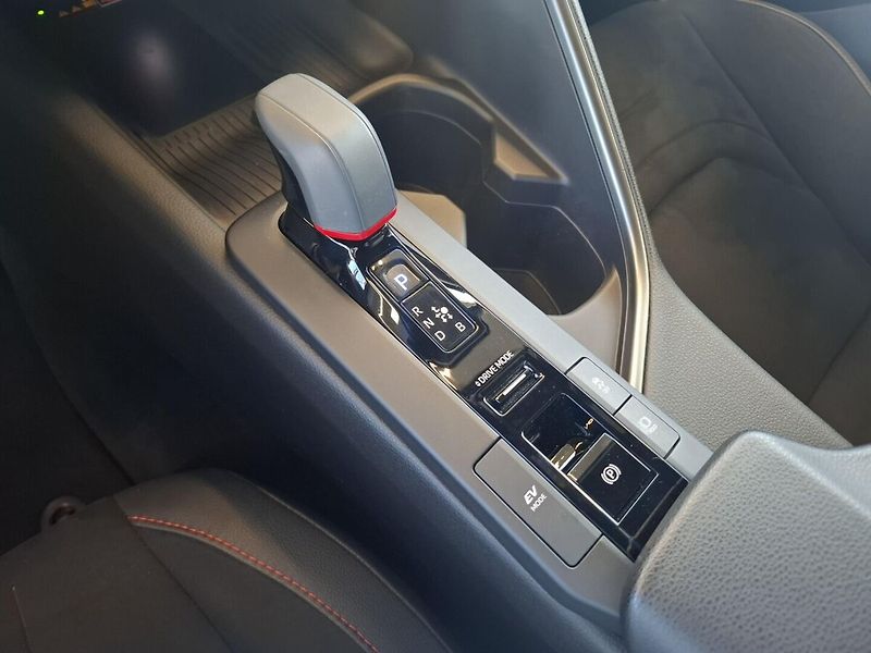 Toyota C-HR 2.0HEV 112KW GR Sport AWD 2024 - fotka 11 z 13