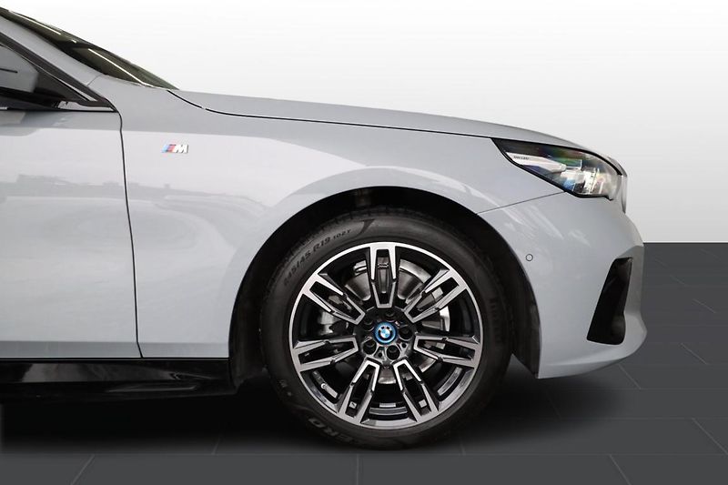 BMW Řada 5 530e xDrive Touring - fotka 7 z 31