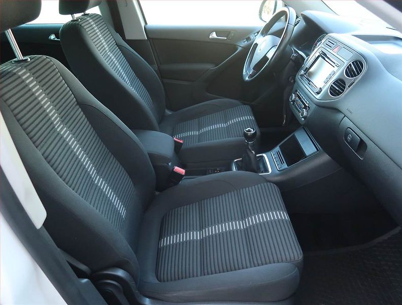 Volkswagen Tiguan (2010) 2.0 TDI, 4X4, ČR,1.maj - fotka 9 z 21